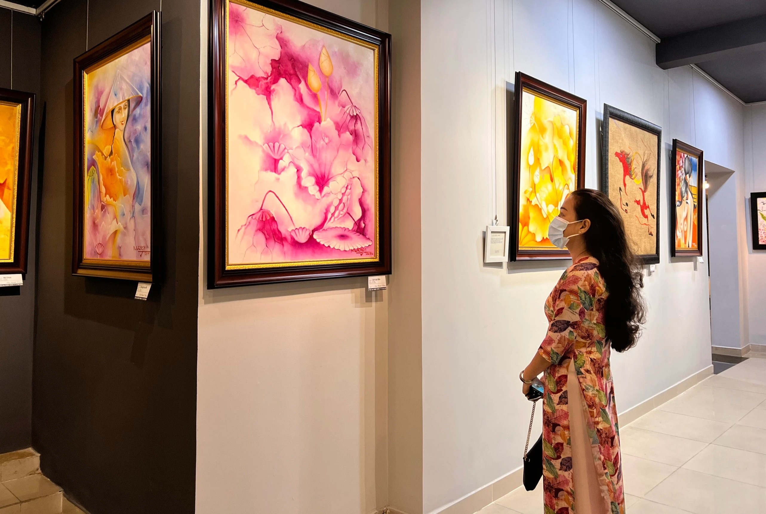 Trien lam tranh dau tien sau gian cach tai Hoi My thuat TP.HCM hinh anh