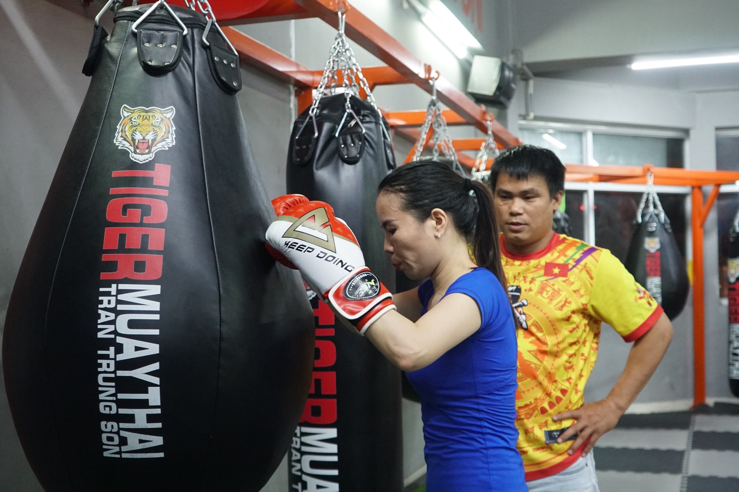 Nu van phong tai TP.HCM tap Muay Thai sau gio lam hinh anh