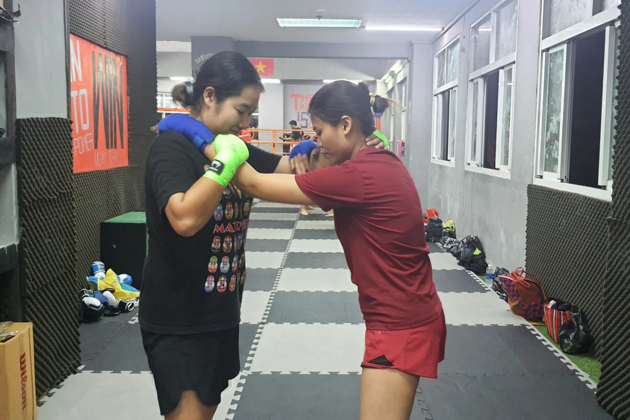 Nu van phong tai TP.HCM tap muay Thai anh 1