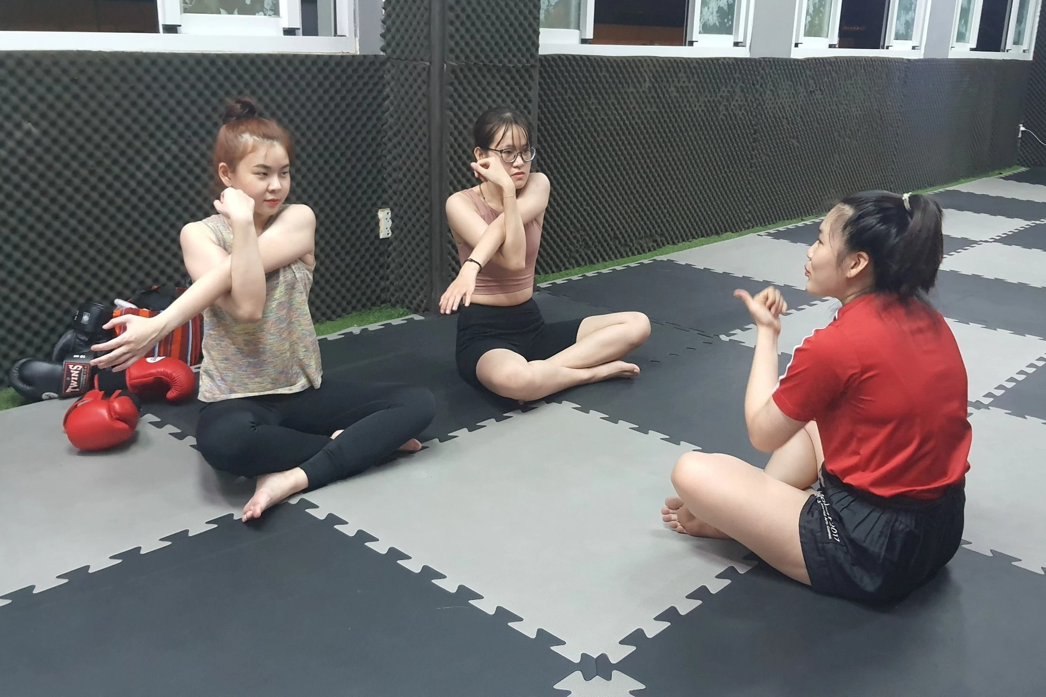 Nu van phong tai TP.HCM tap muay Thai anh 4