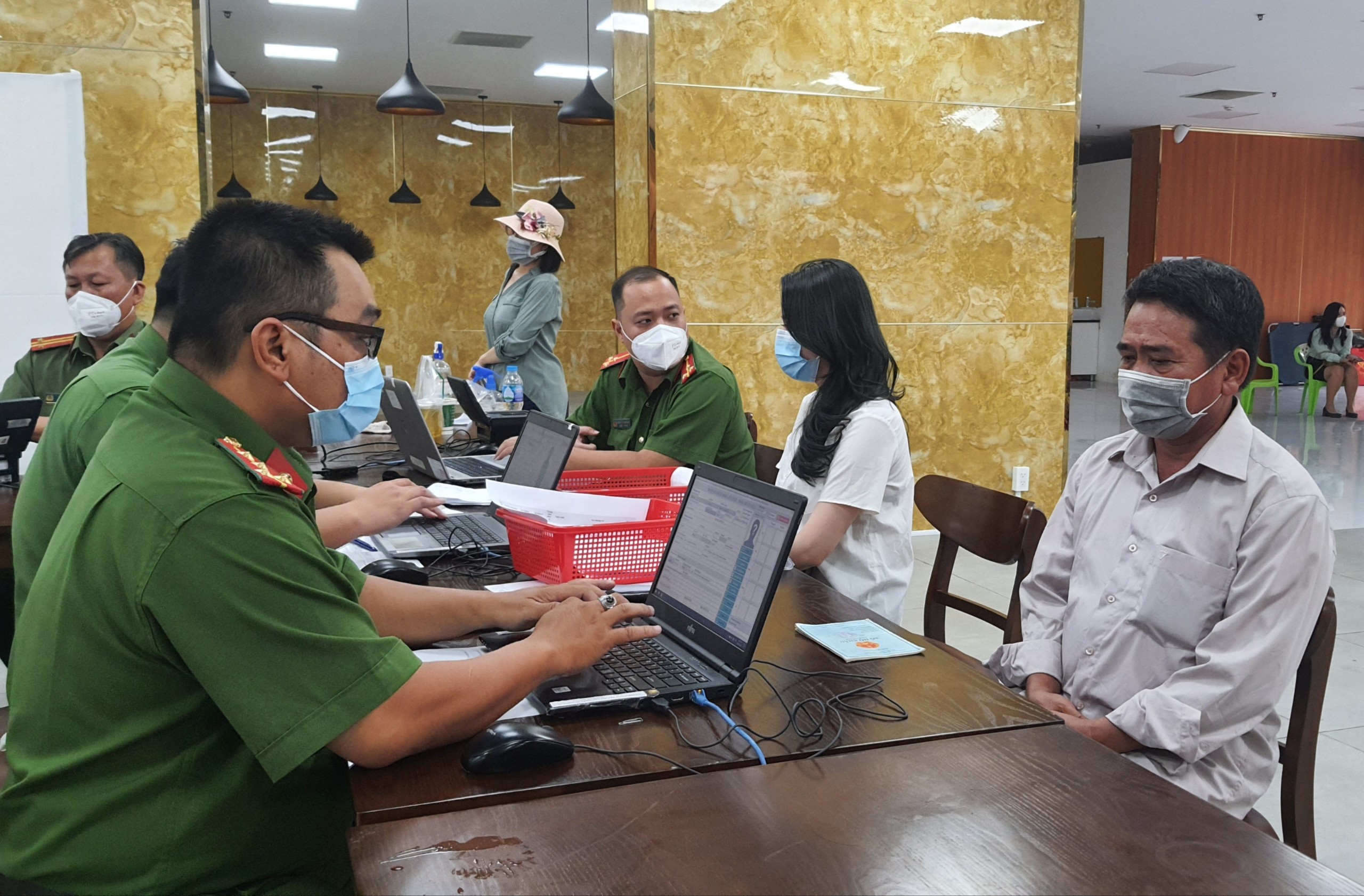 Lam can cuoc cong dan gan chip ngay tai chung cu o TP.HCM hinh anh