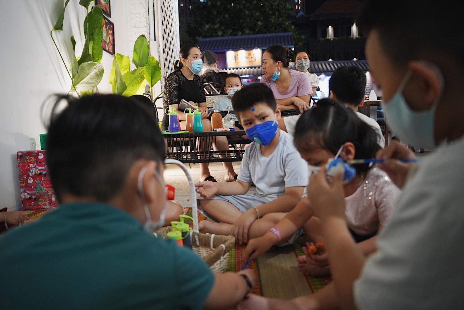 Tiem banh o Thao Dien to chuc lop hoc tieng Anh anh 2