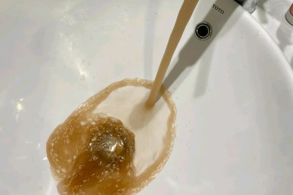 Nuoc sinh hoat o chung cu TP.HCM co mau vang duc hinh anh