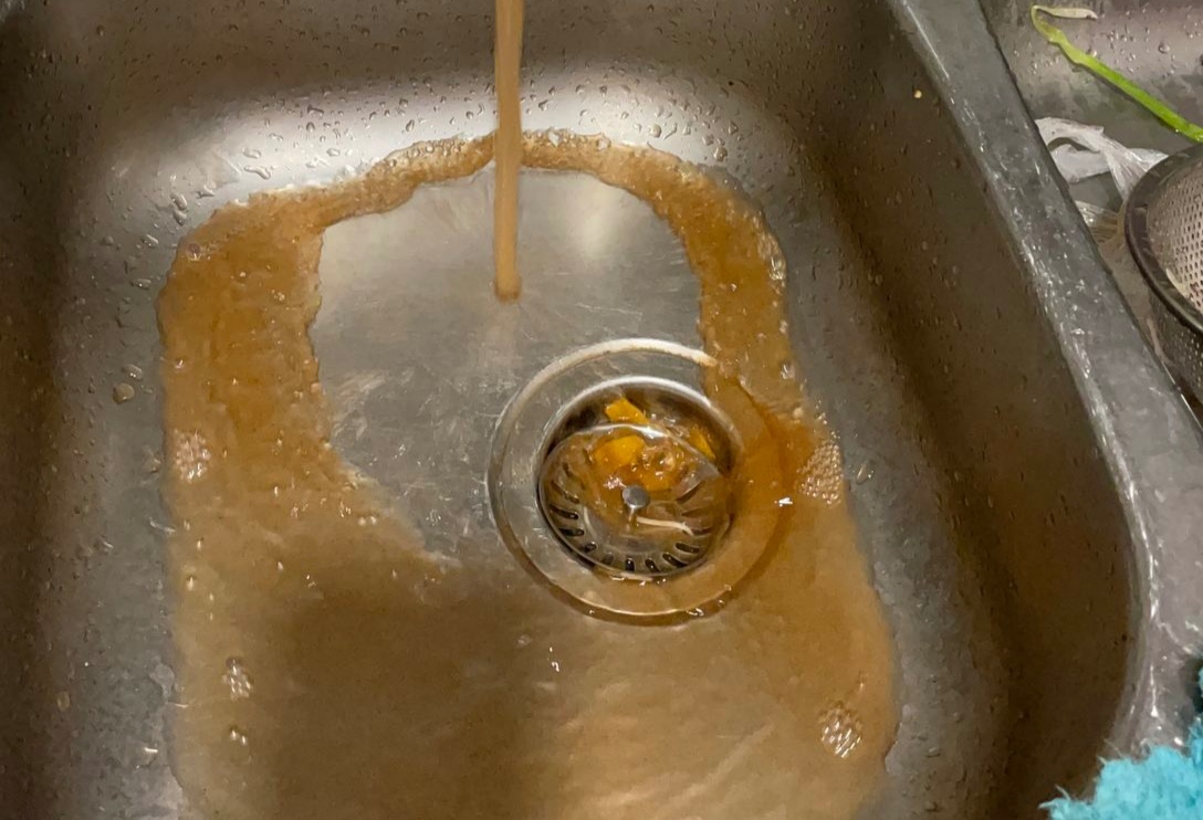 'Vi sao nuoc o chung cu toi doi khi co mau vang duc?' hinh anh