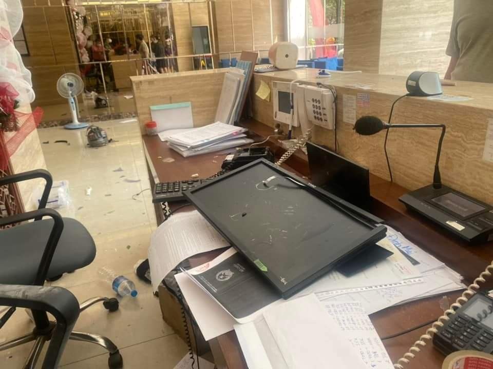 người nước ngoài gây rối ở chung cư TP.HCM ảnh 2 nguoi nuoc ngoai gay roi o chung cu TP.HCM anh 2