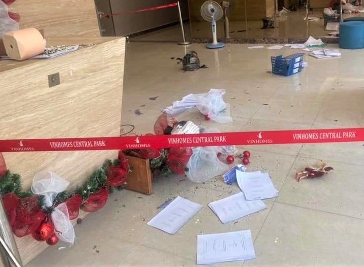 Cu dan nuoc ngoai danh nguoi, dap pha do dac o Vinhomes Central Park hinh anh