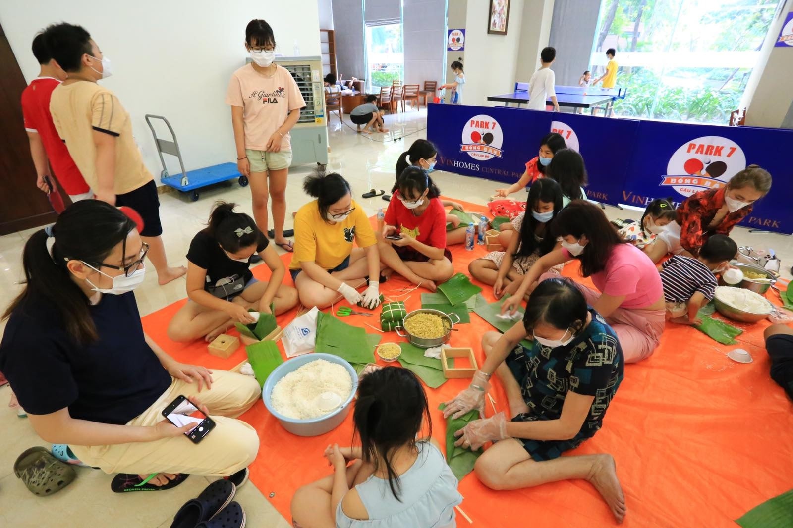 Dan chung cu o TP.HCM goi banh chung don Tet hinh anh