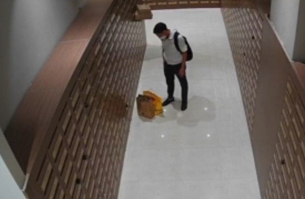 Nguoi la vao chung cu TP.HCM trom do o hom thu hinh anh