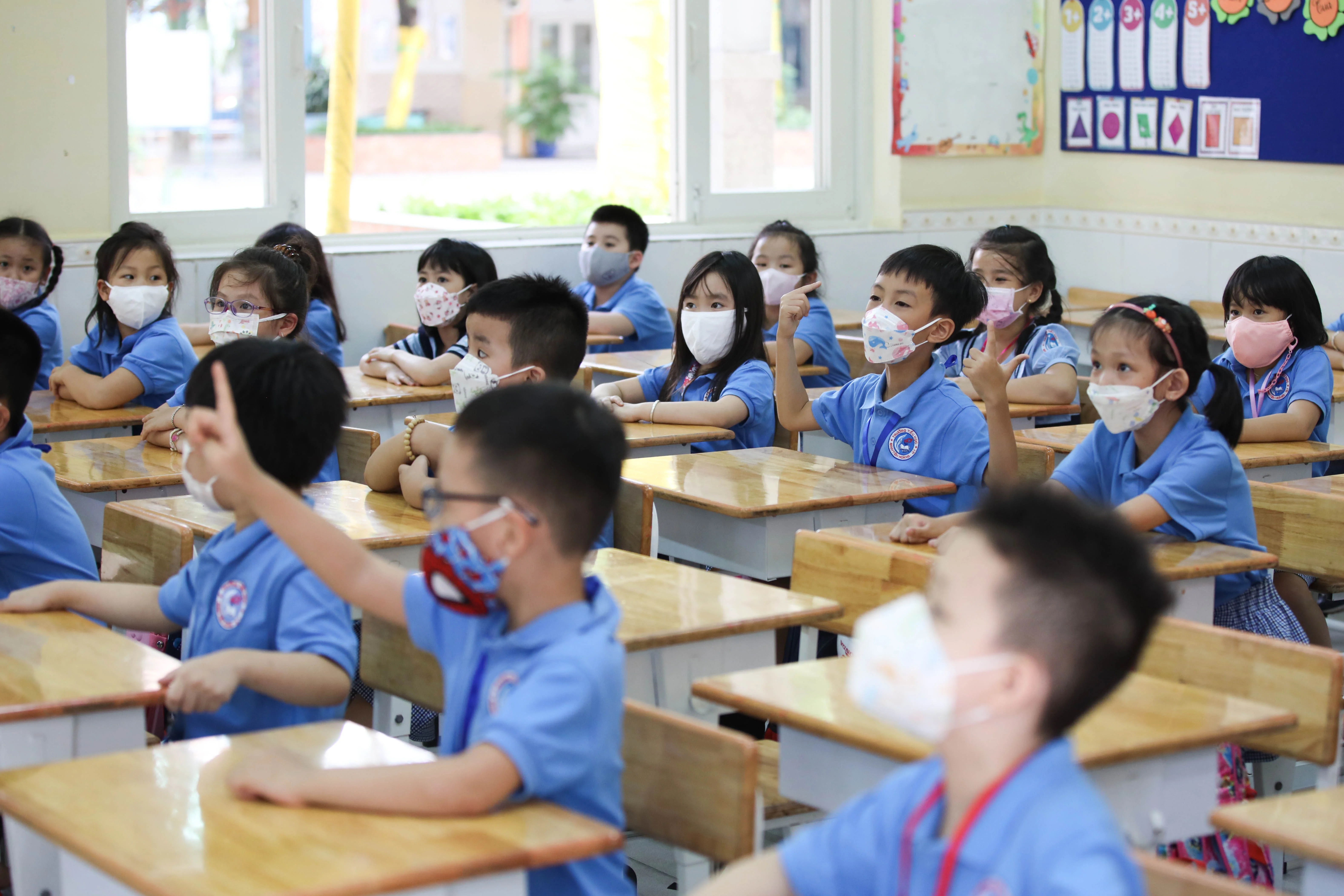 ngay dau hoc sinh di hoc lai anh 2