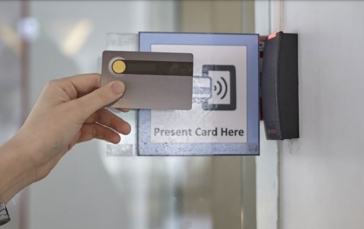 Lo hong an ninh khi tuy tien sao chep the ra vao chung cu hinh anh