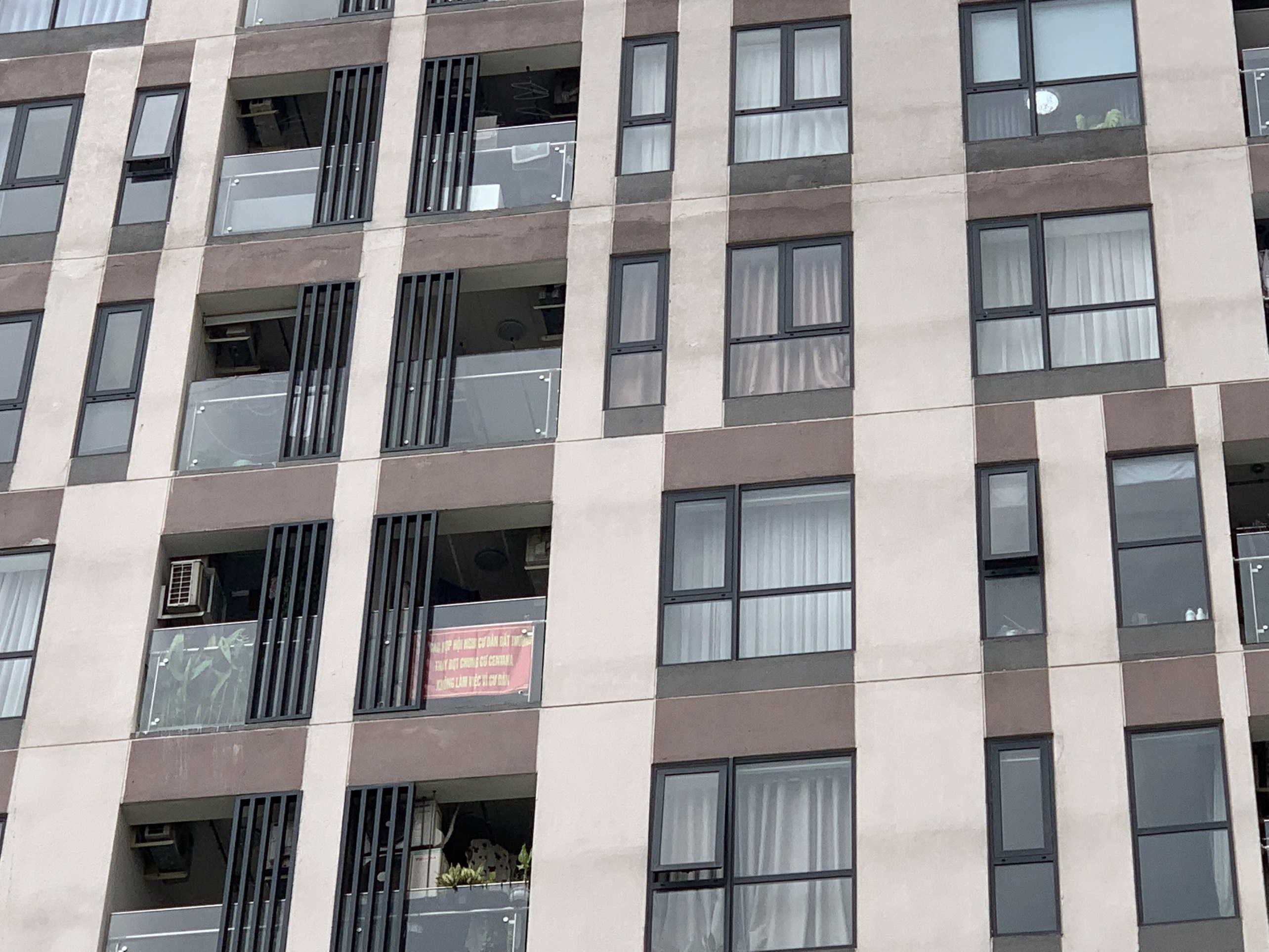 Cu dan Centana Thu Thiem phai nop bang ron moi duoc mo nuoc hinh anh