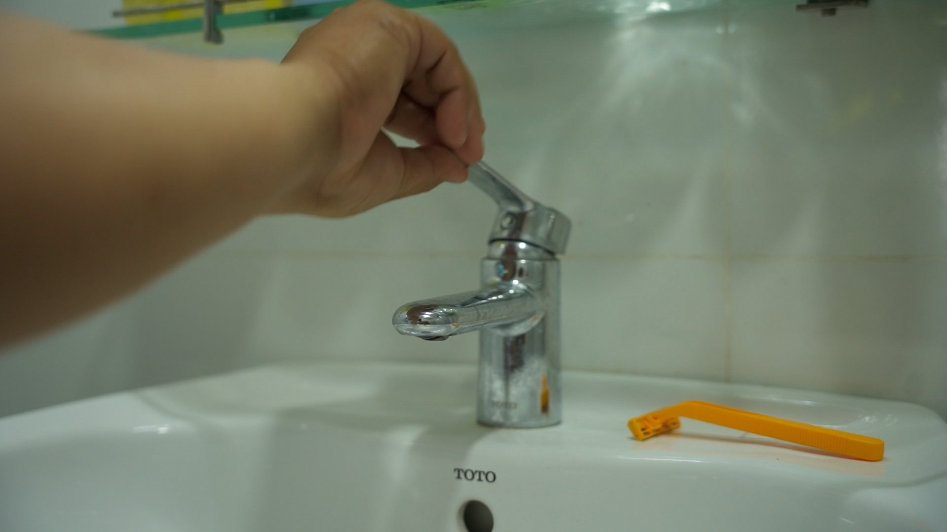 Can ho bi ban quan ly cat nuoc sinh hoat, cu dan khong dam di ve sinh hinh anh