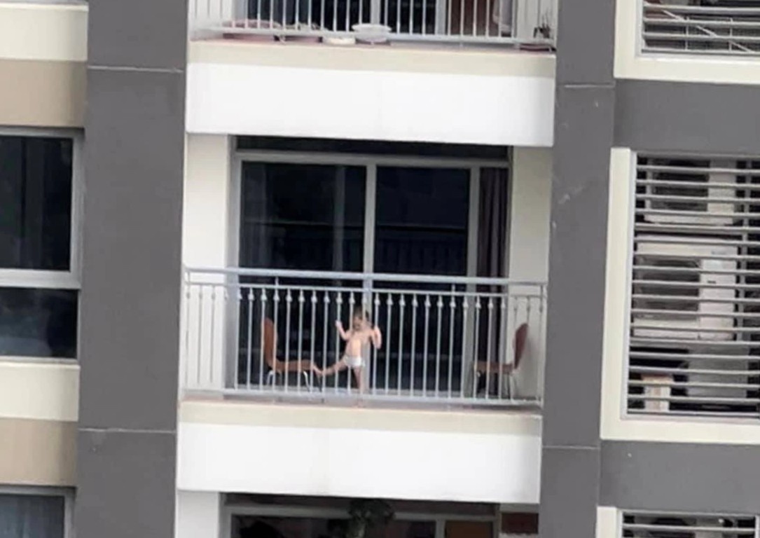 Cu dan hoang hot vi em be treo len ban cong chung cu cao tang hinh anh
