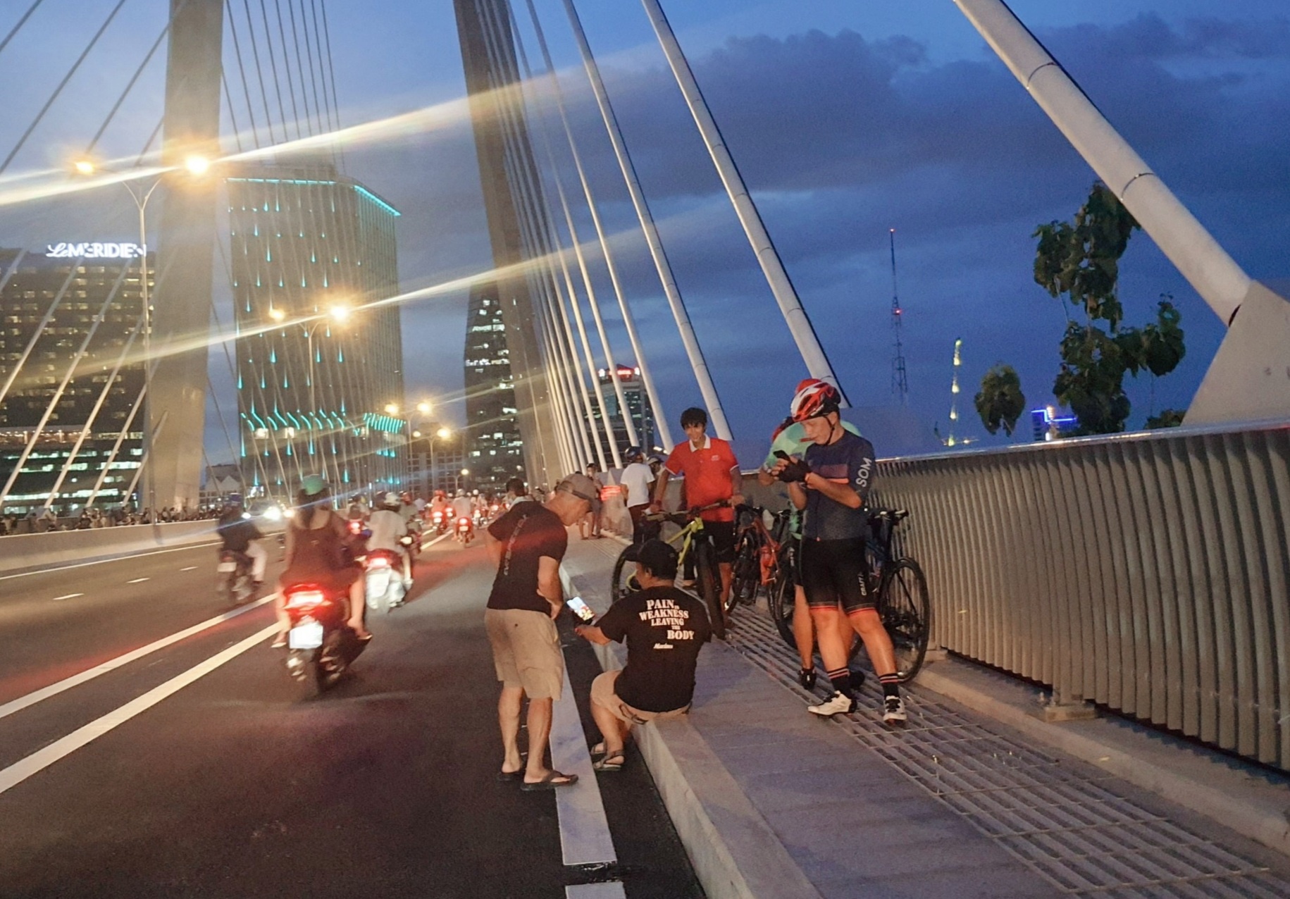 nguoi dan check-in tren cau Thu Thiem 2 anh 1