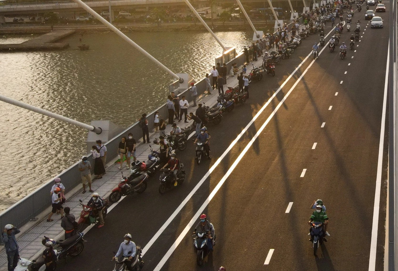 Nguoi dan tap trung check-in tren cau Thu Thiem 2 hinh anh