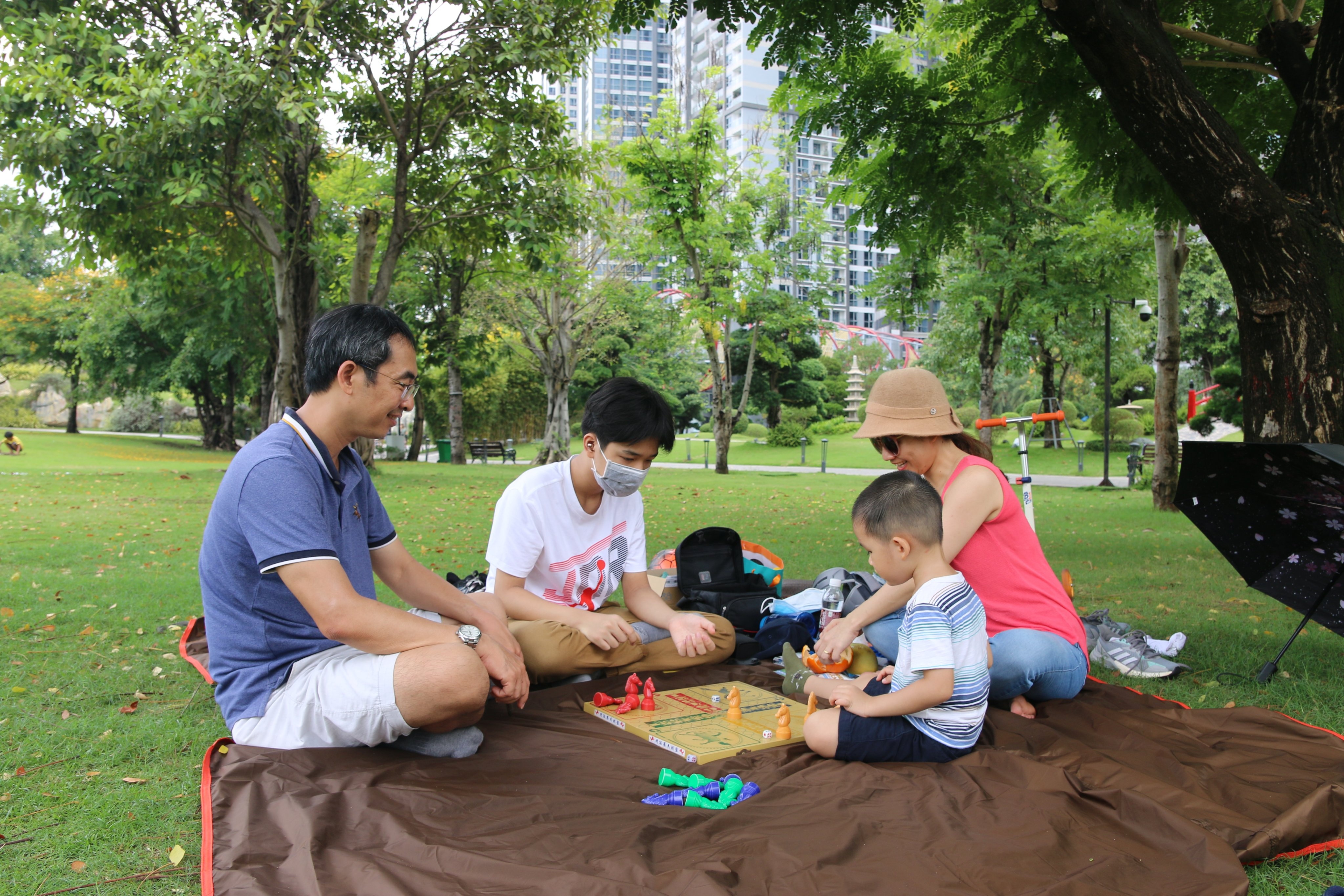 Nhip song cua nhung nguoi o lai thanh pho suot dip le 4 ngay hinh anh