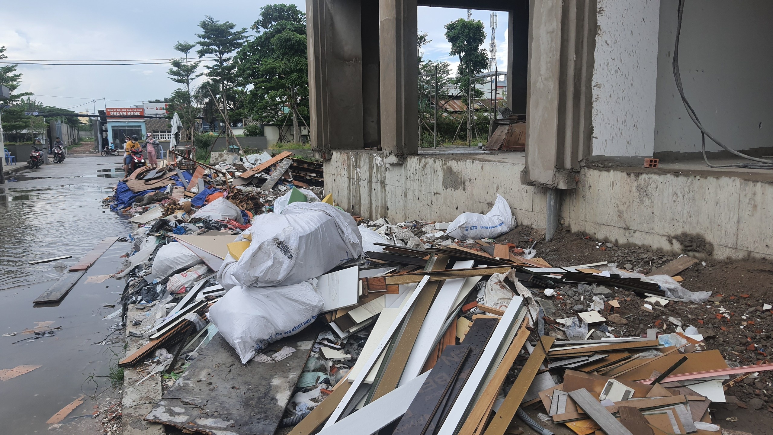 Cư dân sống trong chung cư ngổn ngang gạch đá ảnh 3 Cu dan song trong chung cu ngon ngang gach da anh 3