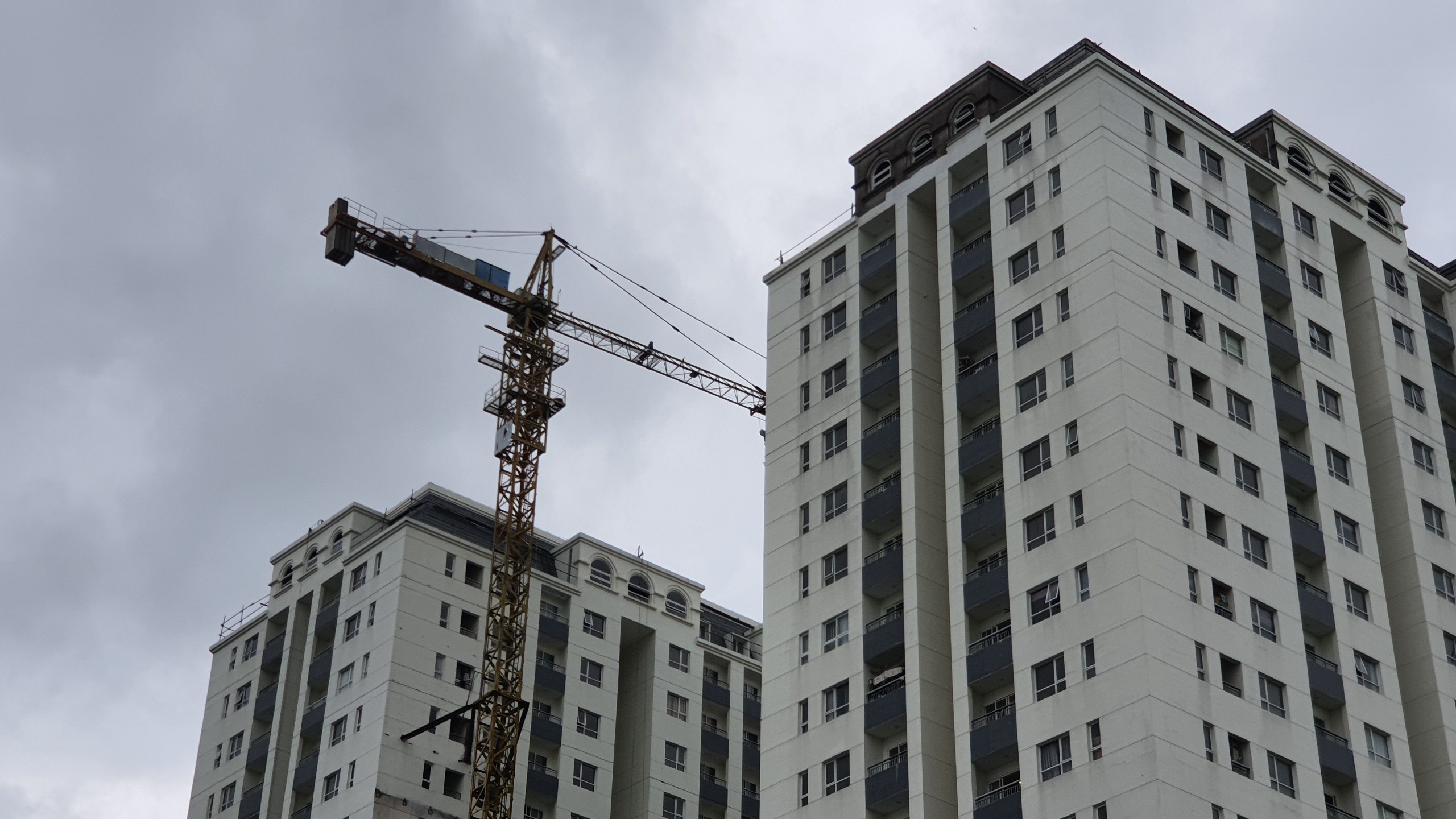 Song o chung cu ngon ngang gach da, cau thap chua thao o TP.HCM hinh anh