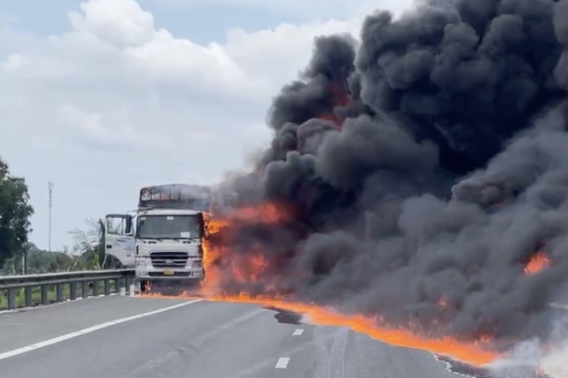 Chay xe cho dau tren cao toc TP.HCM - Trung Luong, giao thong te liet hinh anh