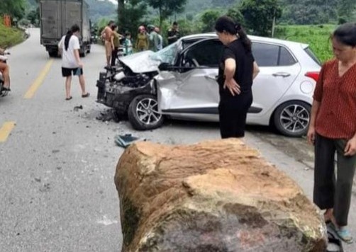 Tang da roi tu nui xuong de nat dau oto hinh anh