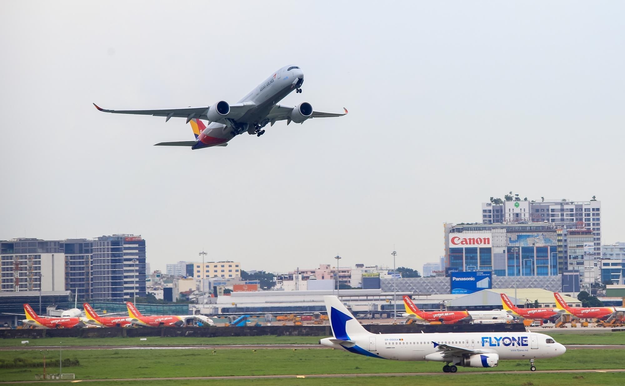 7 chuyen bay den Tan Son Nhat khong the ha canh do mua lon hinh anh