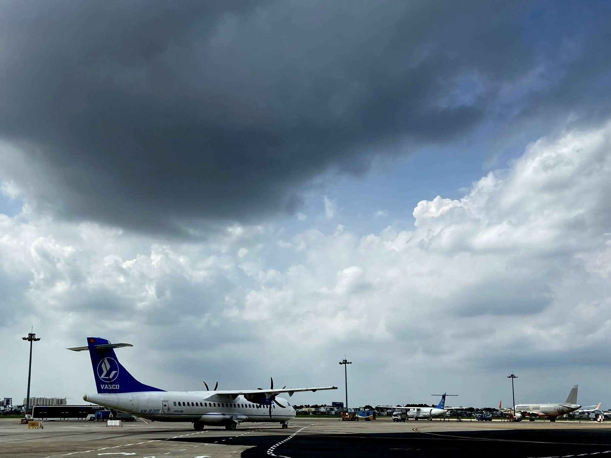 7 chuyen bay den Tan Son Nhat phai ha canh san bay khac anh 1