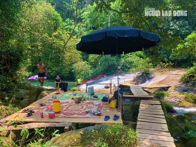 Hai khu du lich o Quang Binh hoat dong 'chui' giua rung phong ho anh 2