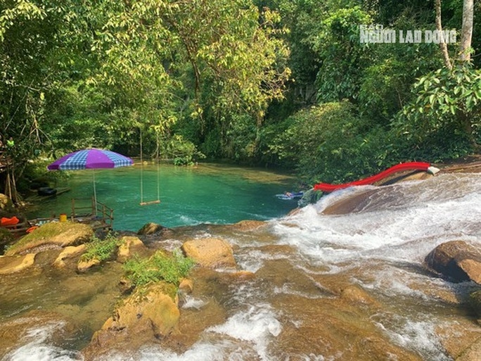 Hai khu du lich o Quang Binh hoat dong 'chui' giua rung phong ho anh 1