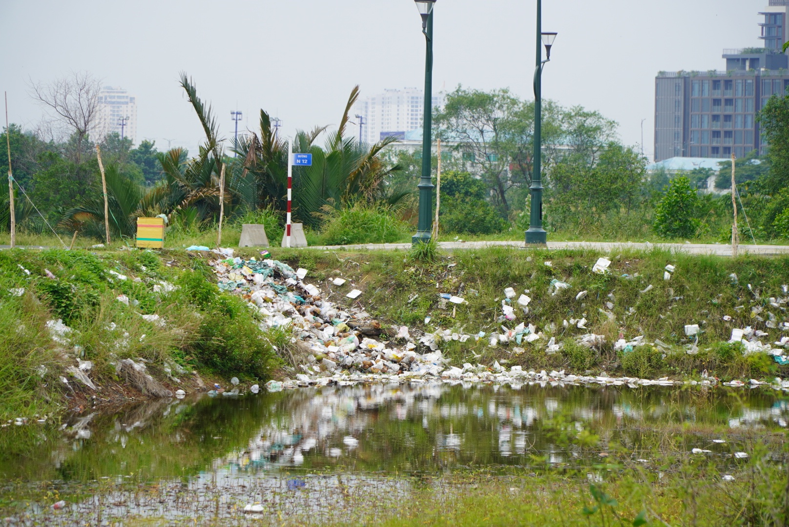 Khu dat “trieu do” Thu Thiem tran ngap rac anh 2