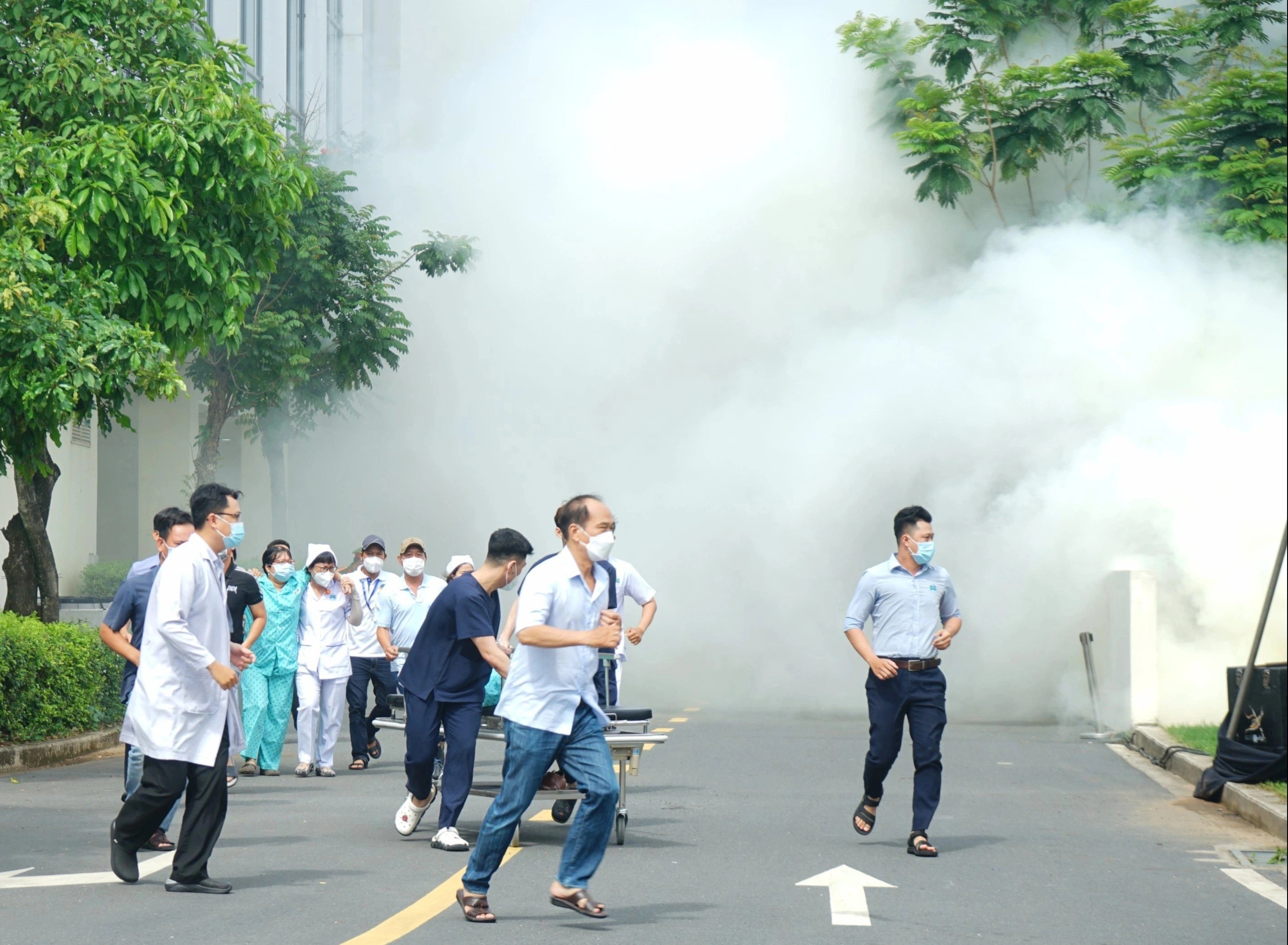 Hon 1.000 nguoi dien tap chua chay voi xe robot dieu khien tu xa hinh anh