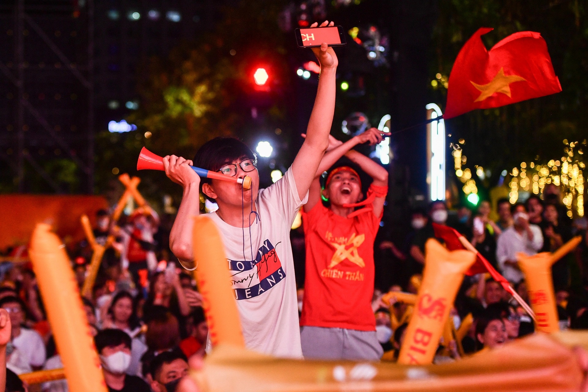 Cam xe vao duong Nguyen Hue truoc tran Viet Nam va Myanmar anh 1