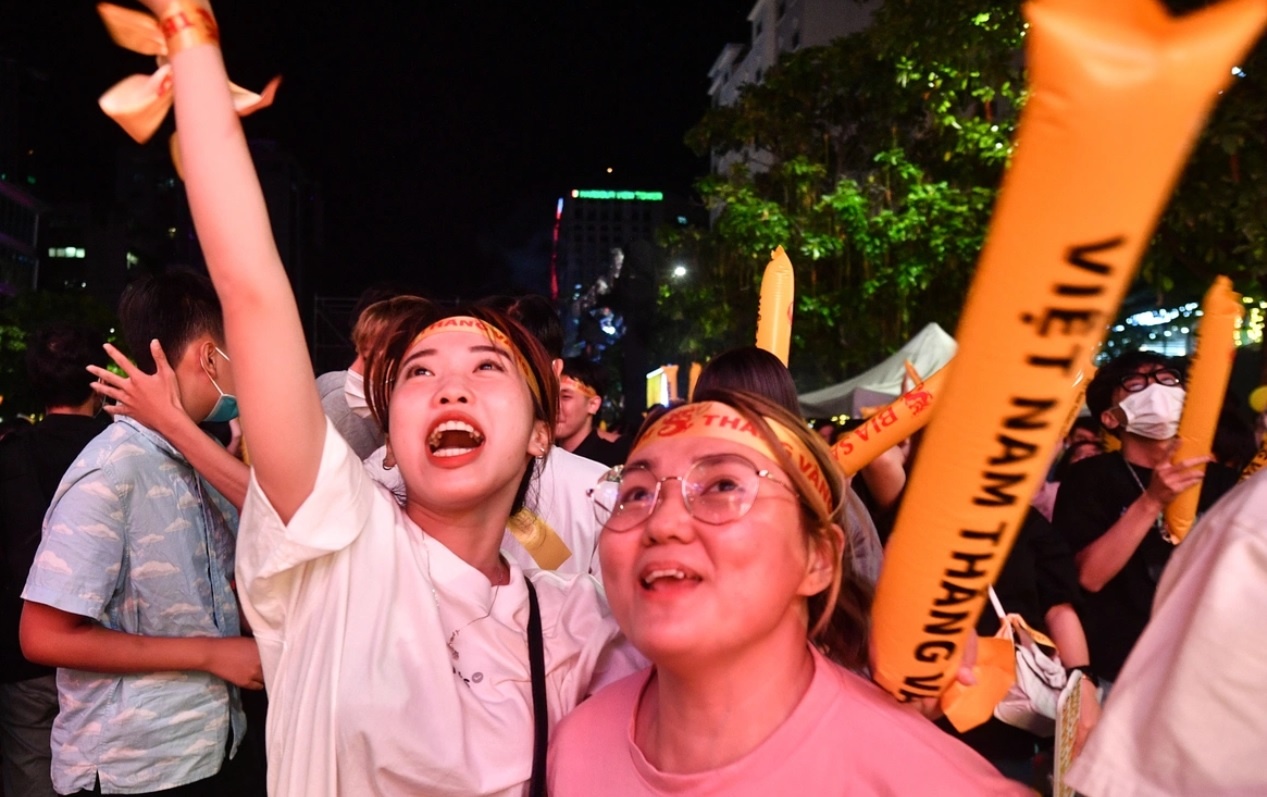 Khong khi bong da tro lai pho di bo Nguyen Hue hinh anh