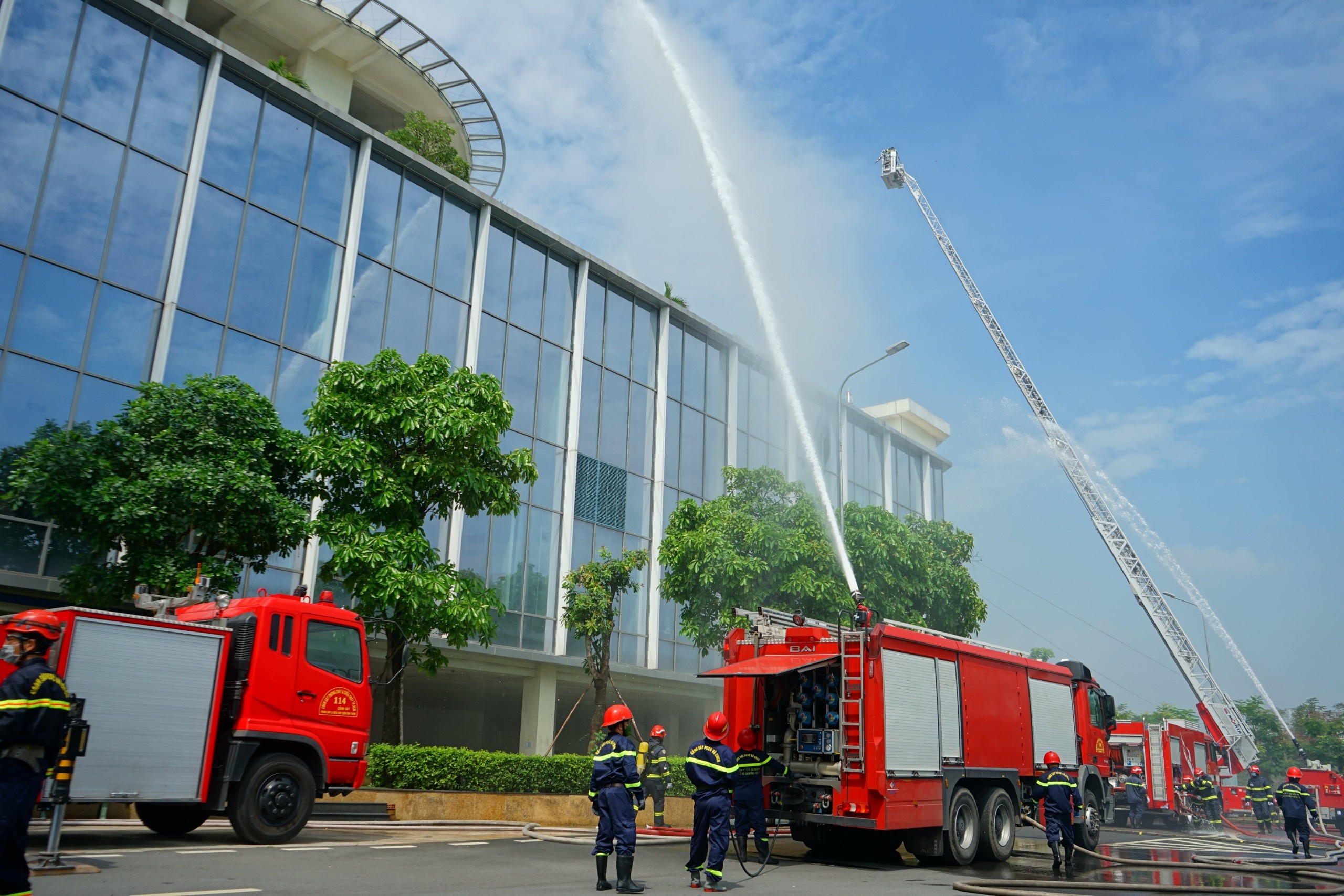 Hon 1.000 nguoi dien tap chua chay voi xe robot dieu khien tu xa anh 1