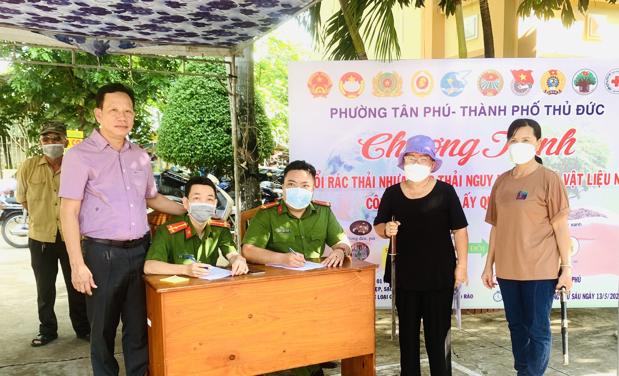 Nguoi dan TP.HCM mang dao, kiem tu che nop cong an doi gao hinh anh