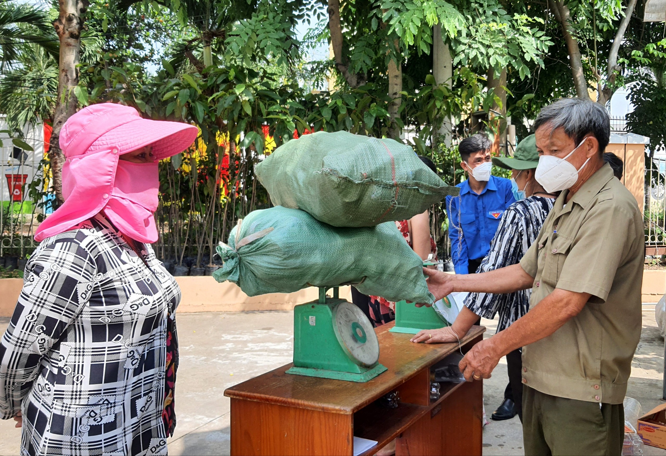 mang dao,  kiem tu che nop cong an de lay gao anh 2