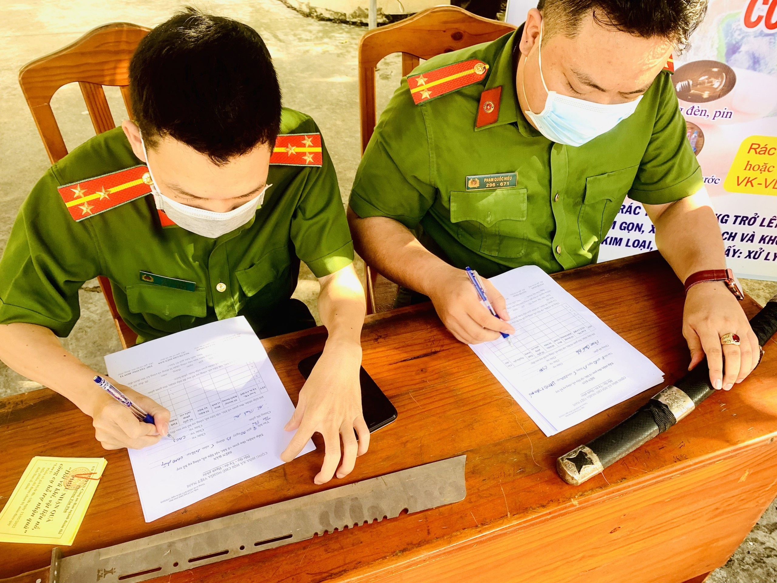 mang dao,  kiem tu che nop cong an de lay gao anh 1