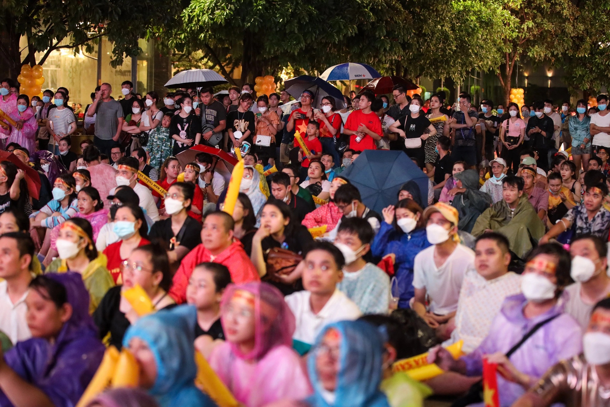 Duong Nguyen Hue cam xe ngay ban ket SEA Games 31 cua U23 Viet Nam hinh anh