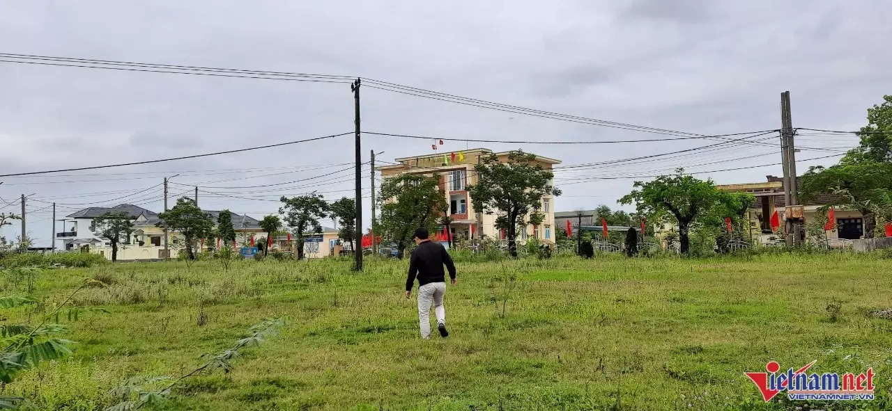 Can bo phuong o Quang Tri cho thue dat roi lay tien chia nhau anh 3