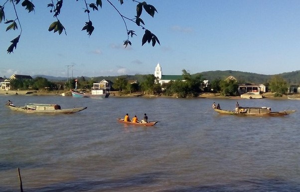 Keo luoi danh ca, phat hien hop so nguoi tren song Gianh hinh anh