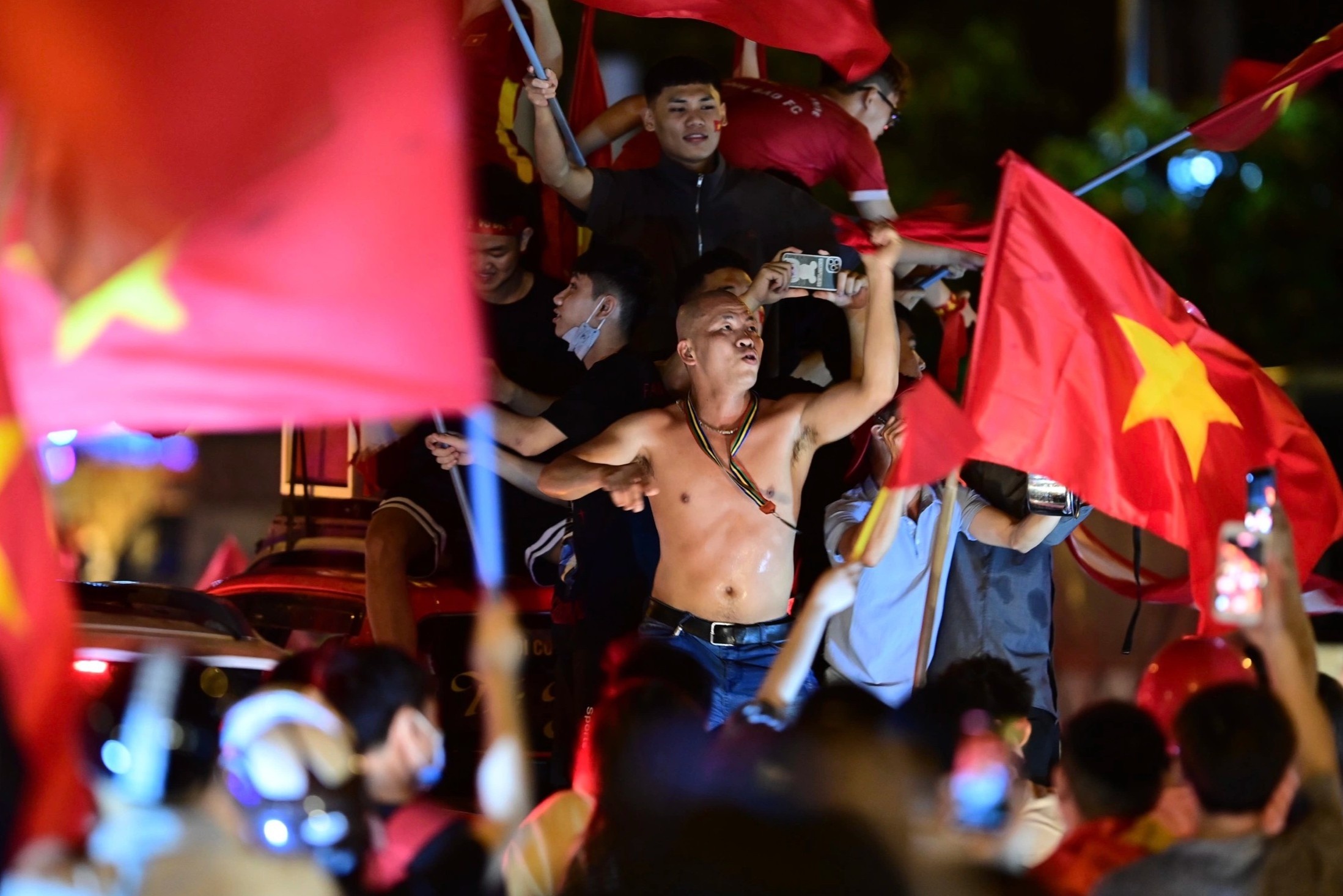 Nguoi dan ra duong mung chien thang cua U23 Viet Nam den giua khuya hinh anh