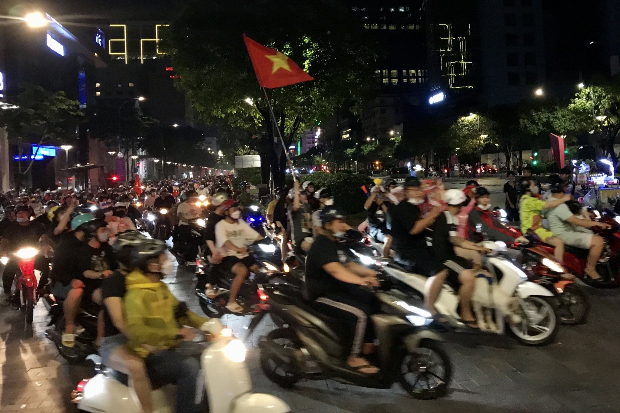 Nguoi ham mo o TP.HCM do ra duong mung U23 Viet Nam vao chung ket hinh anh