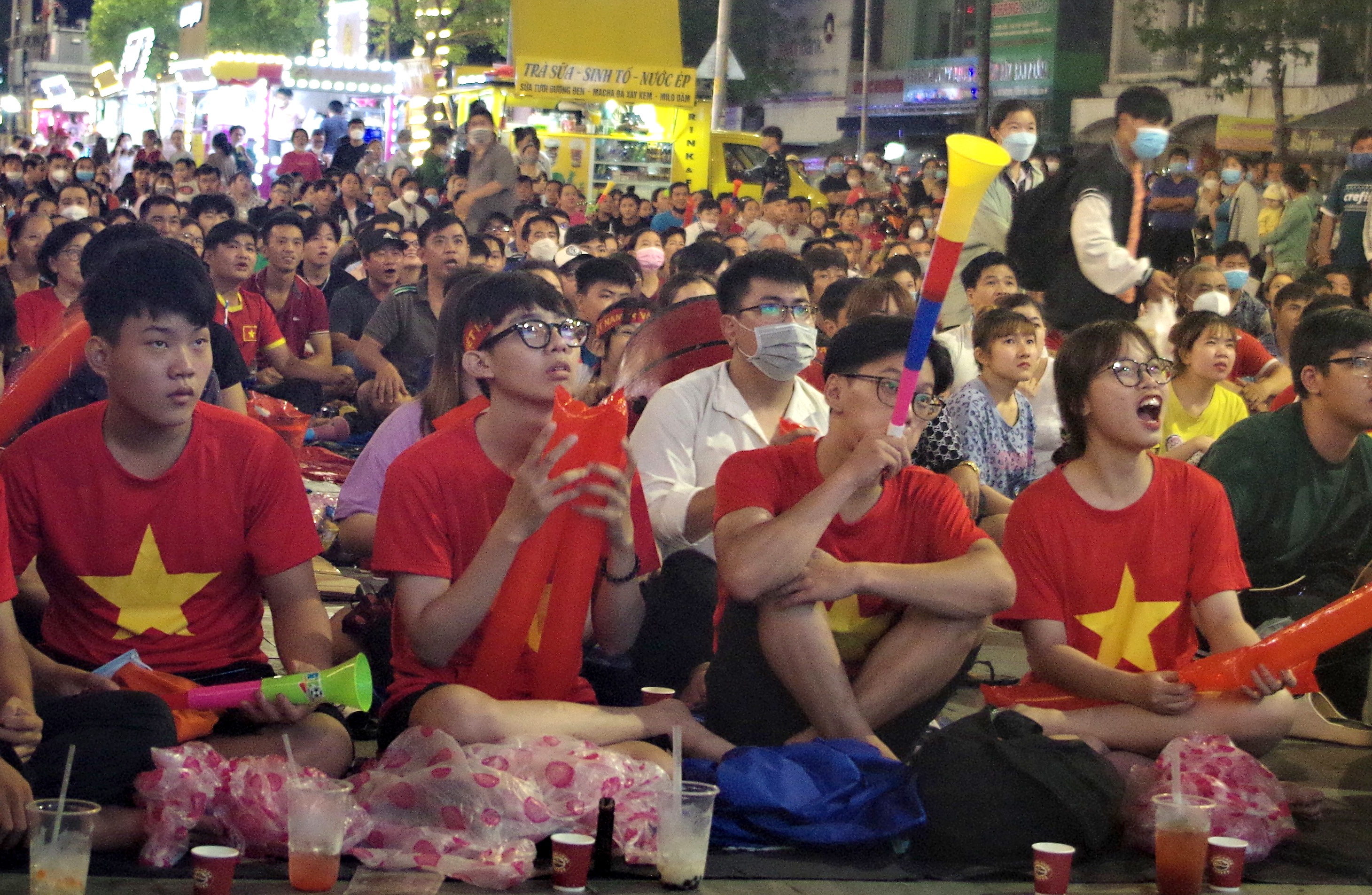 Nguoi dan TP.HCM tu tap o ngoi cho gan tram tuoi co vu tuyen Viet Nam hinh anh