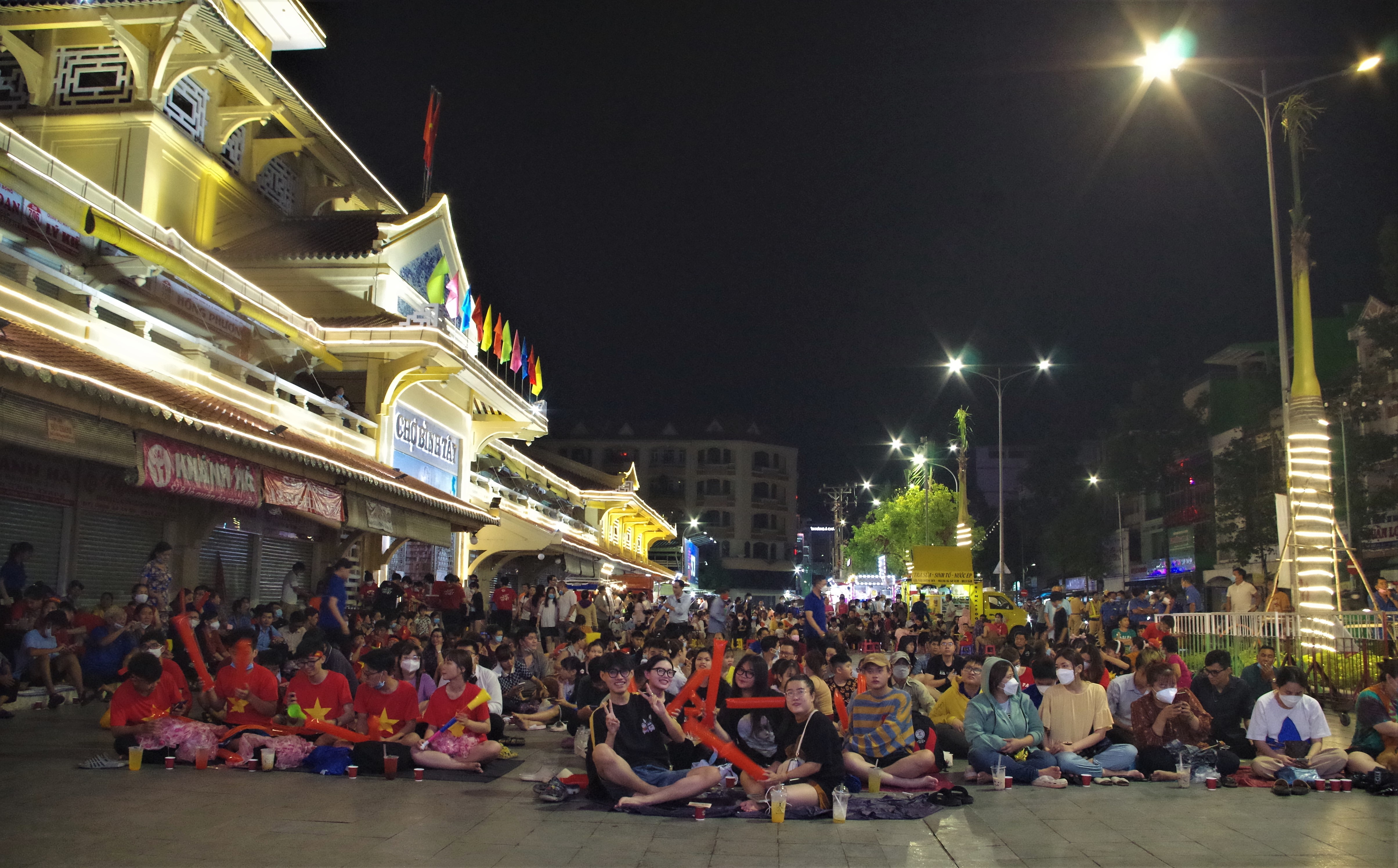 Nguoi dan TP.HCM tu tap o ngoi cho gan tram tuoi co vu bong da anh 3