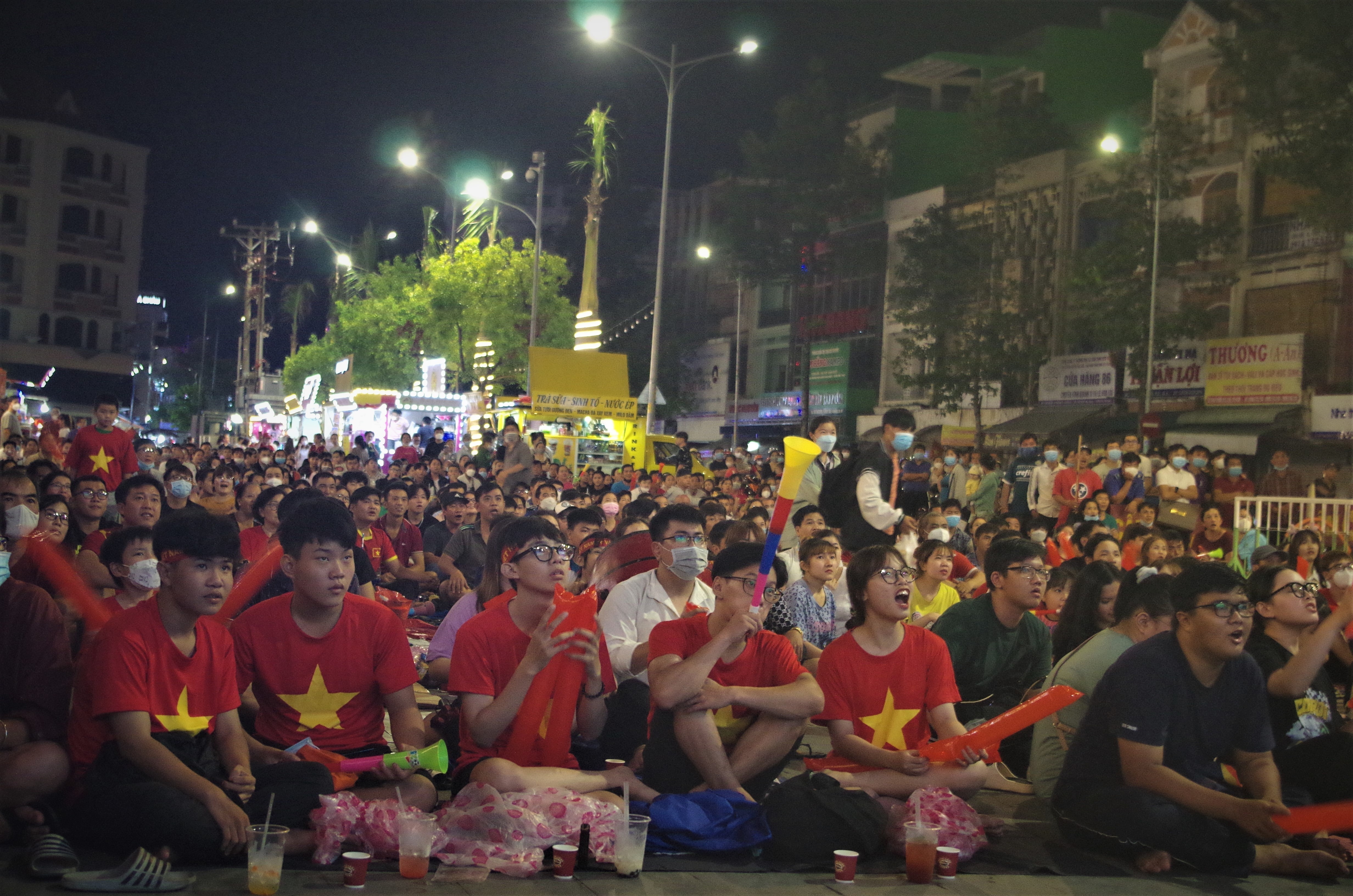 Nguoi dan TP.HCM tu tap o ngoi cho gan tram tuoi co vu bong da anh 2