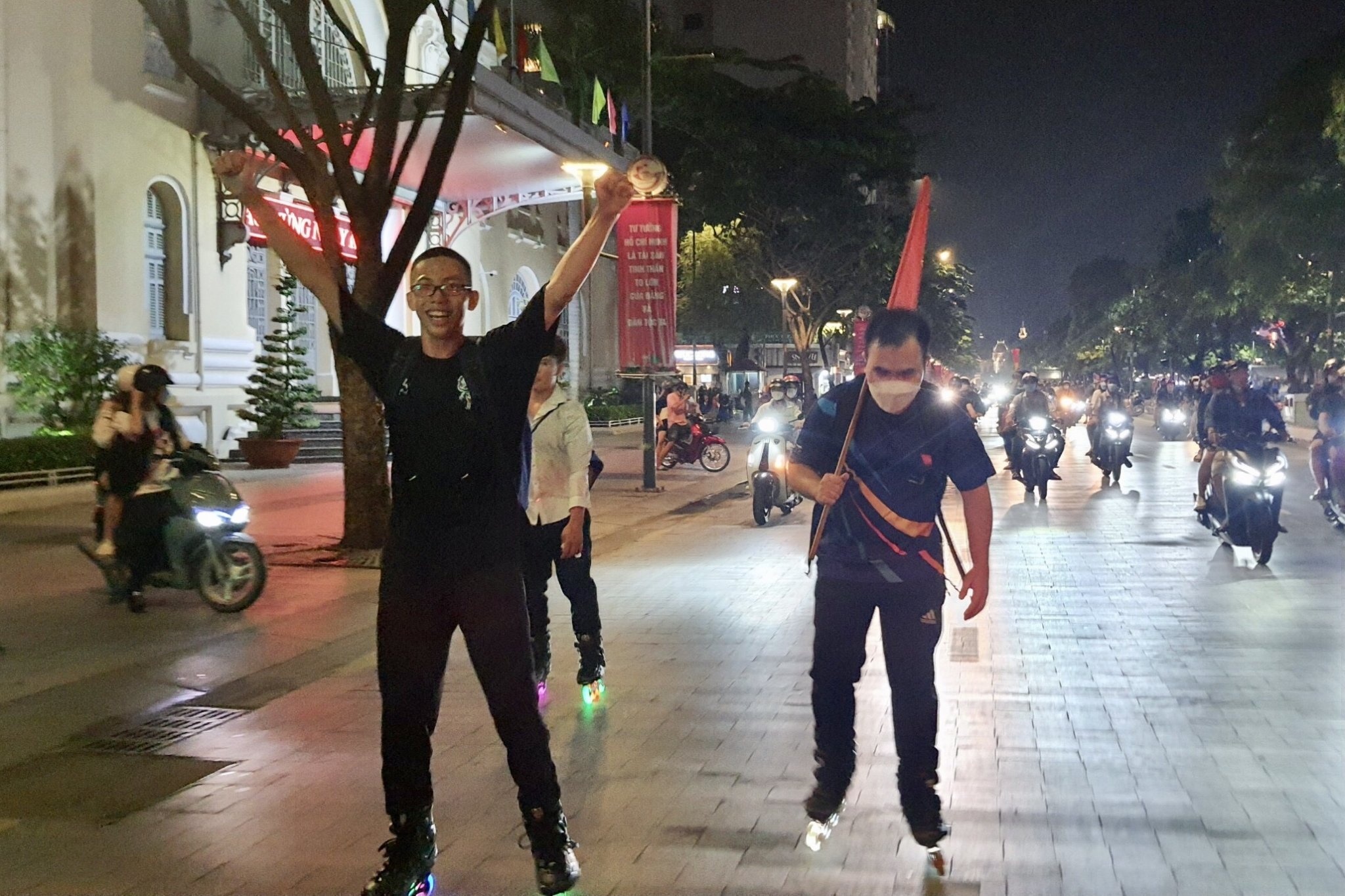 Nguoi ham mo do ra duong mung tuyen Viet Nam vao chung ket anh 3