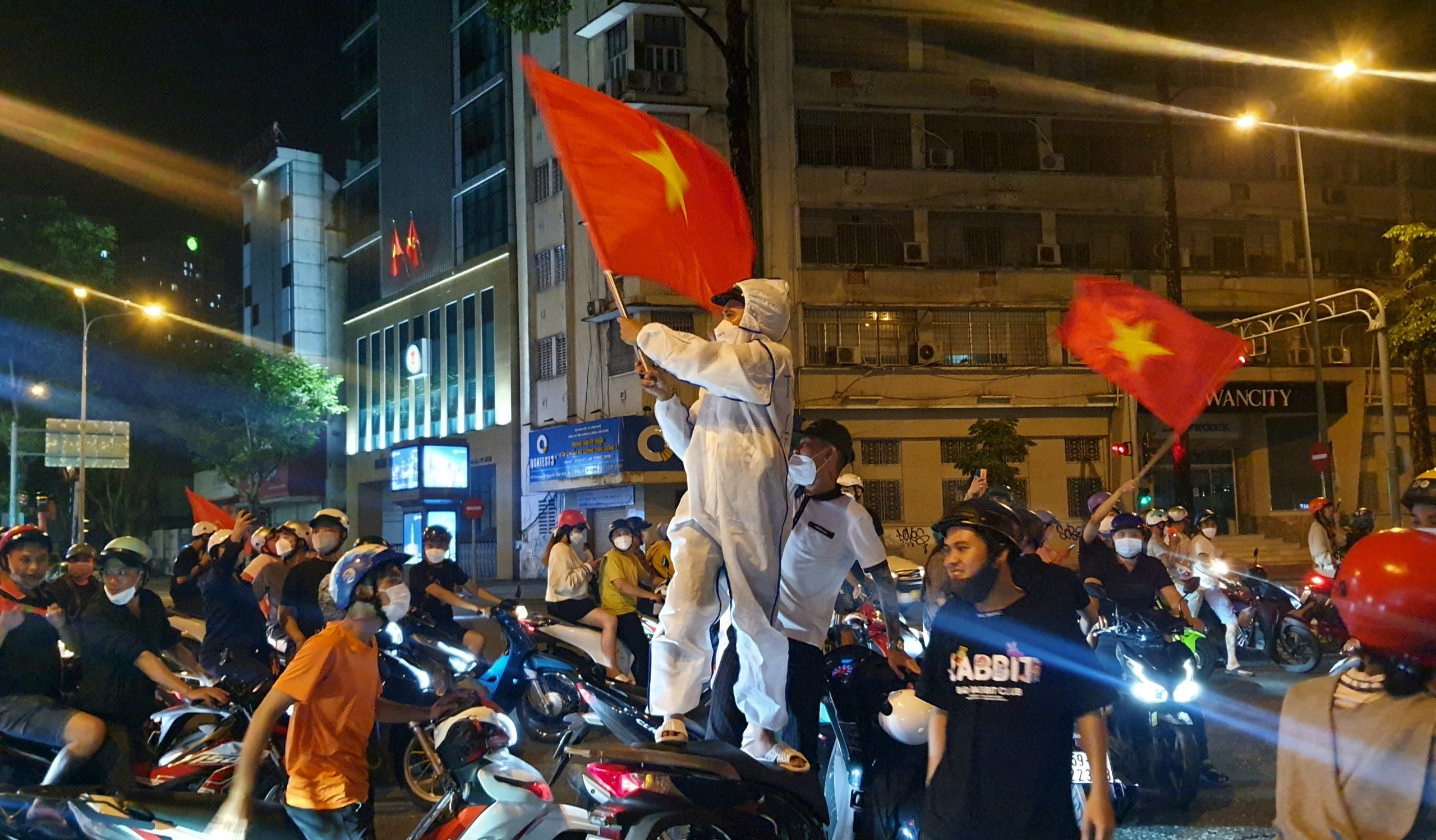 Nguoi ham mo do ra duong mung tuyen Viet Nam vao chung ket anh 1