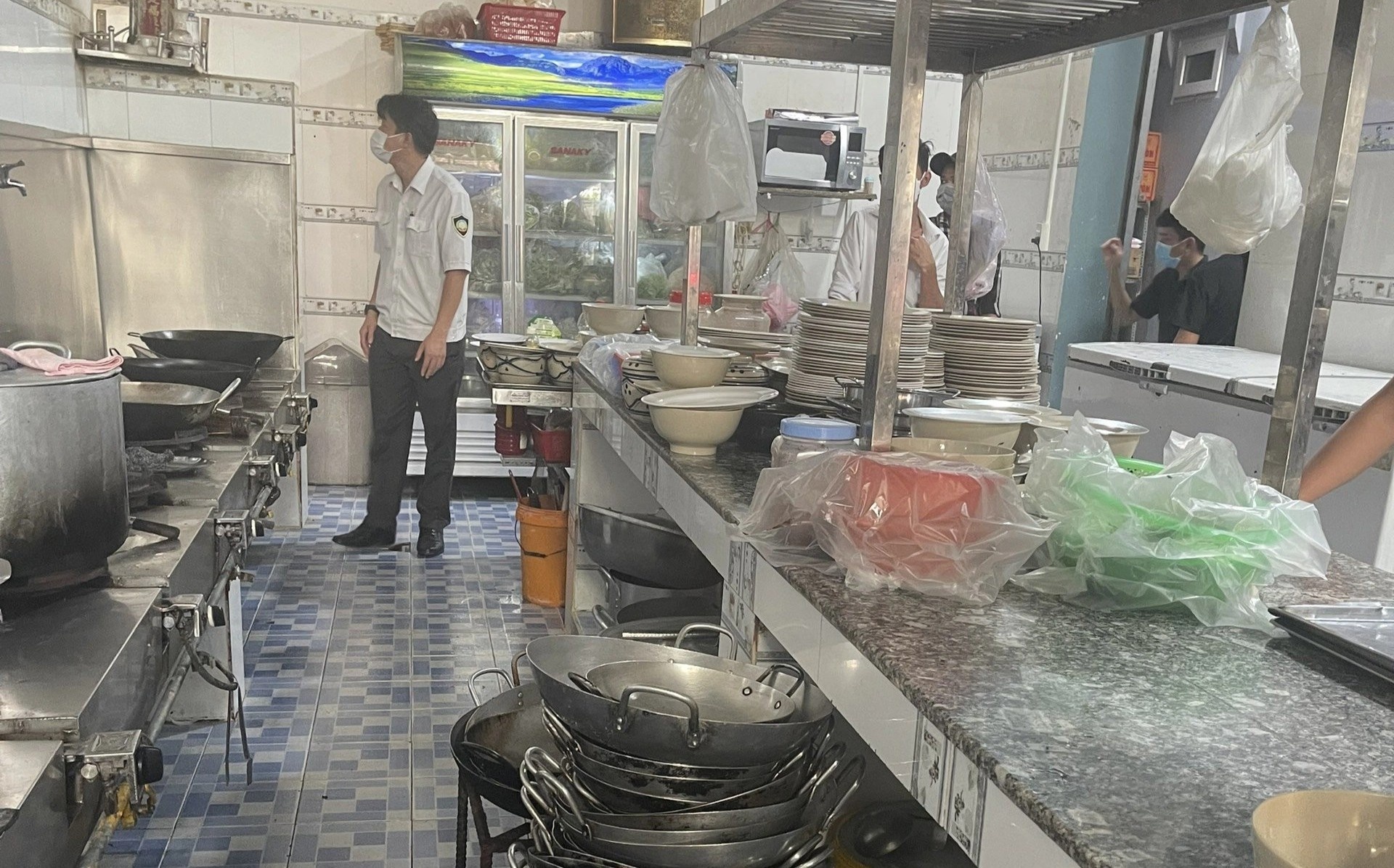 Kiem tra dot xuat quan an ban hau nuong co doi anh 1