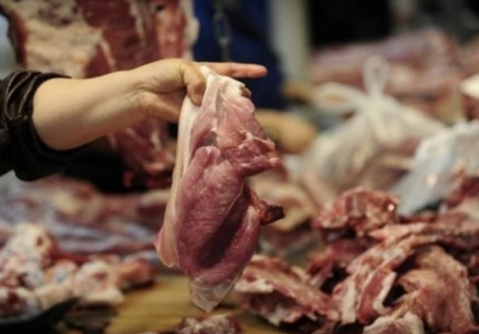 Vua bi xu phat, 2 tuan sau lai lay heo ban ve che bien hinh anh