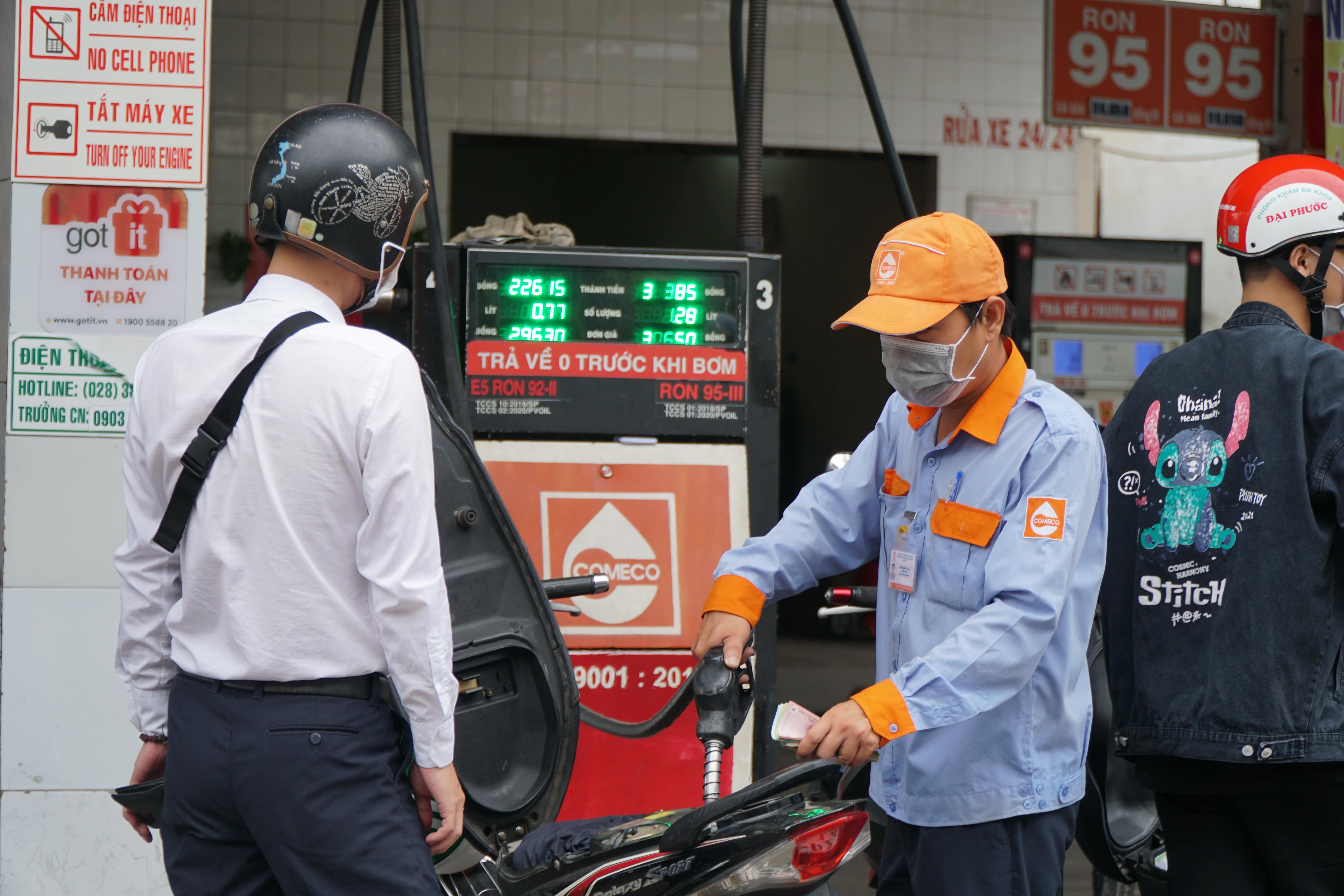 Nguoi dan TP.HCM do xang truoc gio du bao gia tang ky luc hinh anh