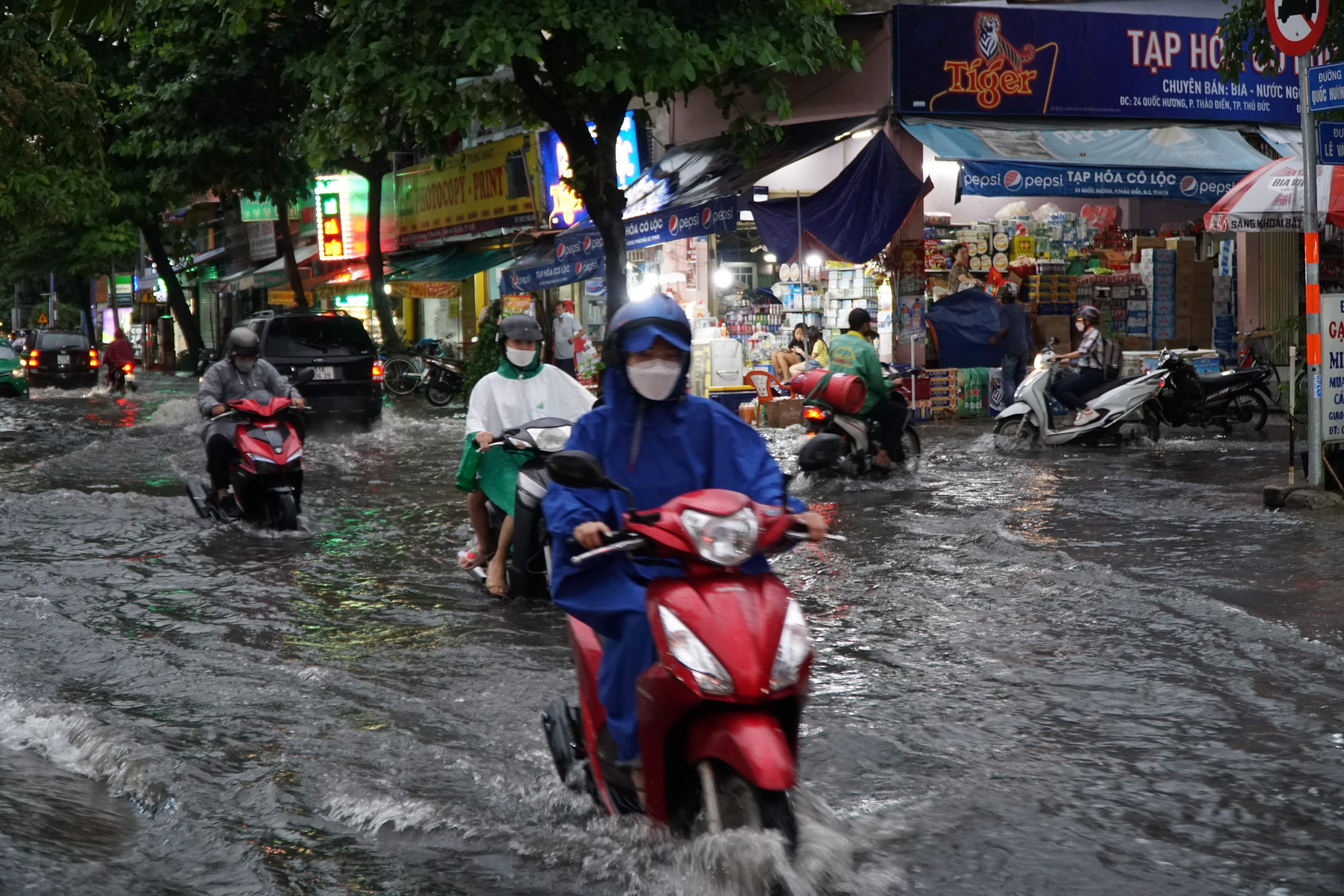 Tiem sua xe o ron ngap Thao Dien dong nghet nguoi anh 2